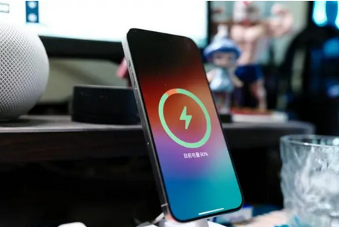 湖口苹果15换屏服务分享用什么充电器给iPhone15充电更好 